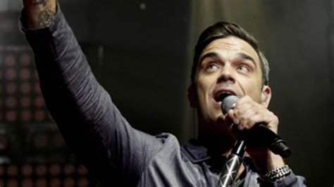 Le Comeback Extraordinaire de Robbie Williams lors du Concert Live 8 en 2005: Un Moment Décisif pour sa Carrière et une Ovation Folle du Public